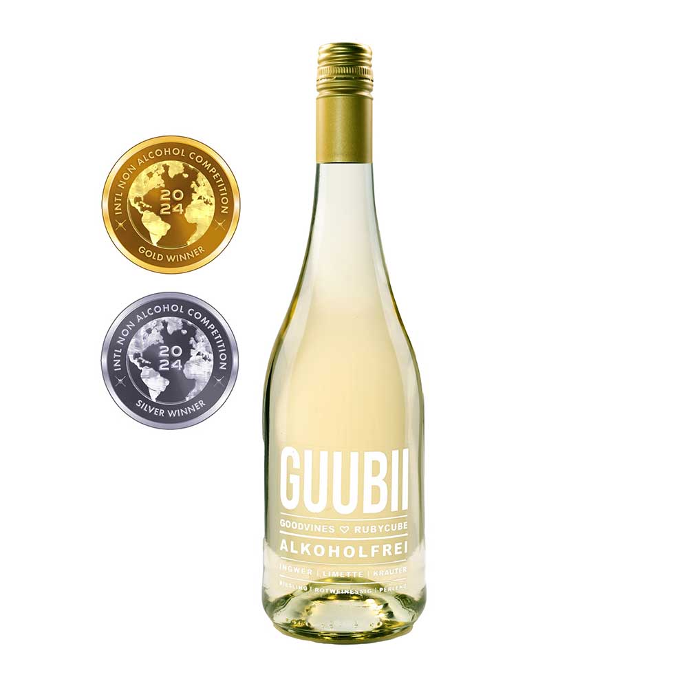 Botella de vino sin alcohol GOODVINES GUUBII de color blanco y tapón dorado, con medallas de oro y plata 2024.