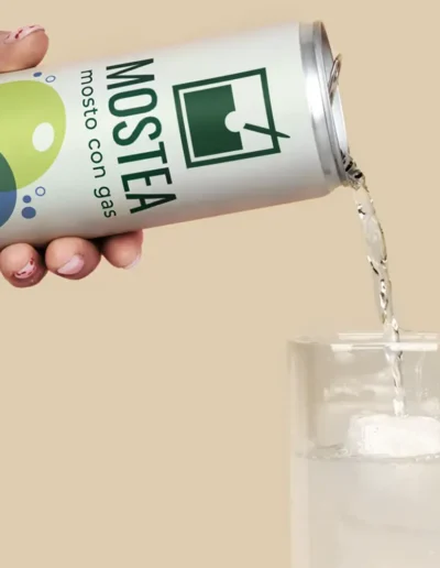MOSTEA mosto con gas servido en un vaso.